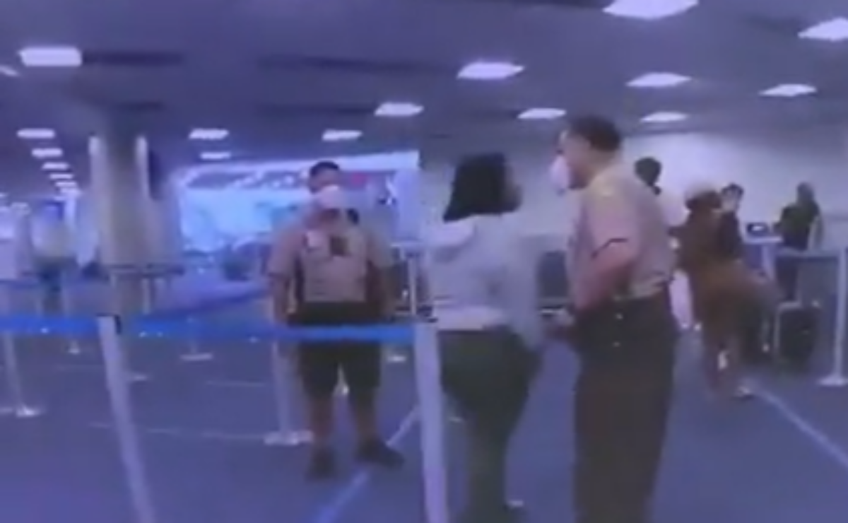 Video. Policía golpea a pasajera en aeropuerto de Miami