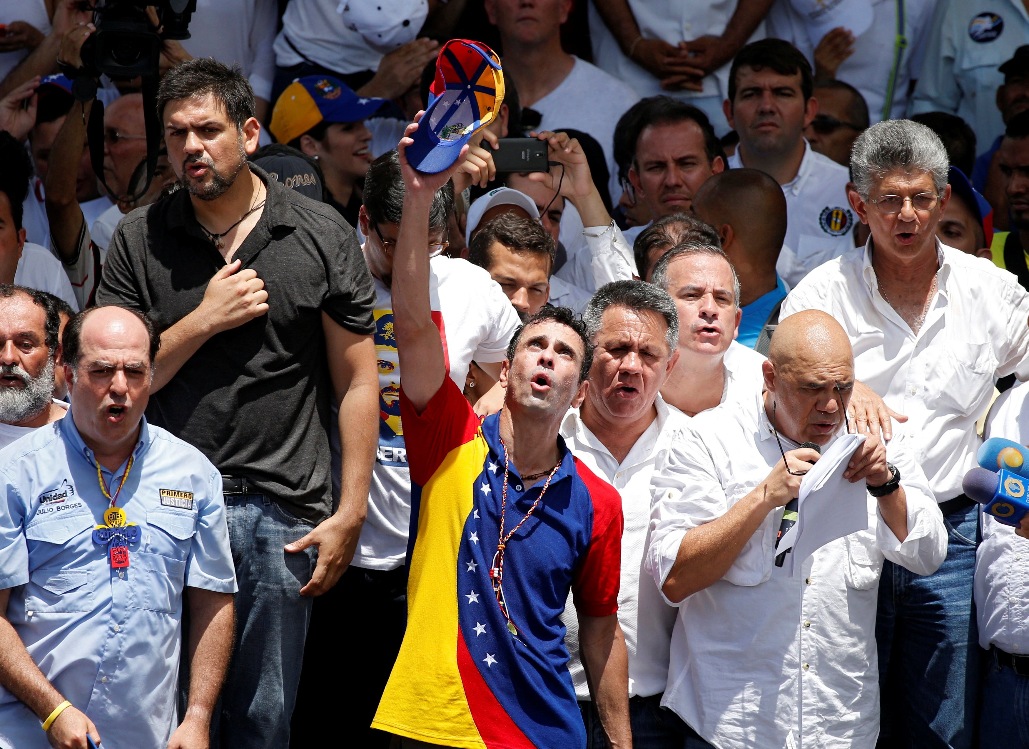 Oposición venezolana condena ataque a Capriles en aeropuerto