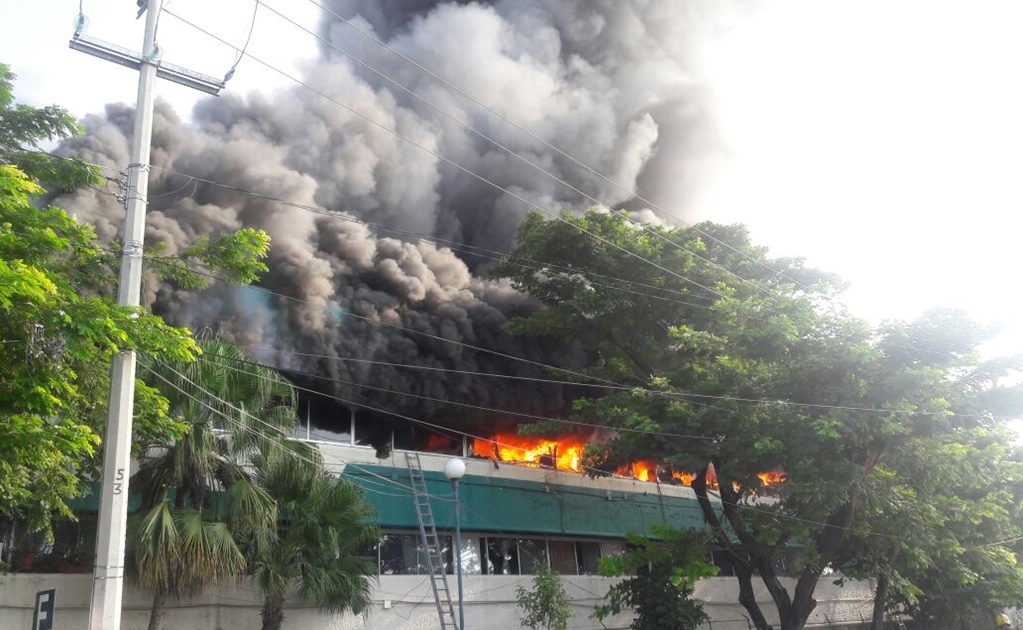 Incendian presuntos normalistas oficina gubernamental en Chiapas