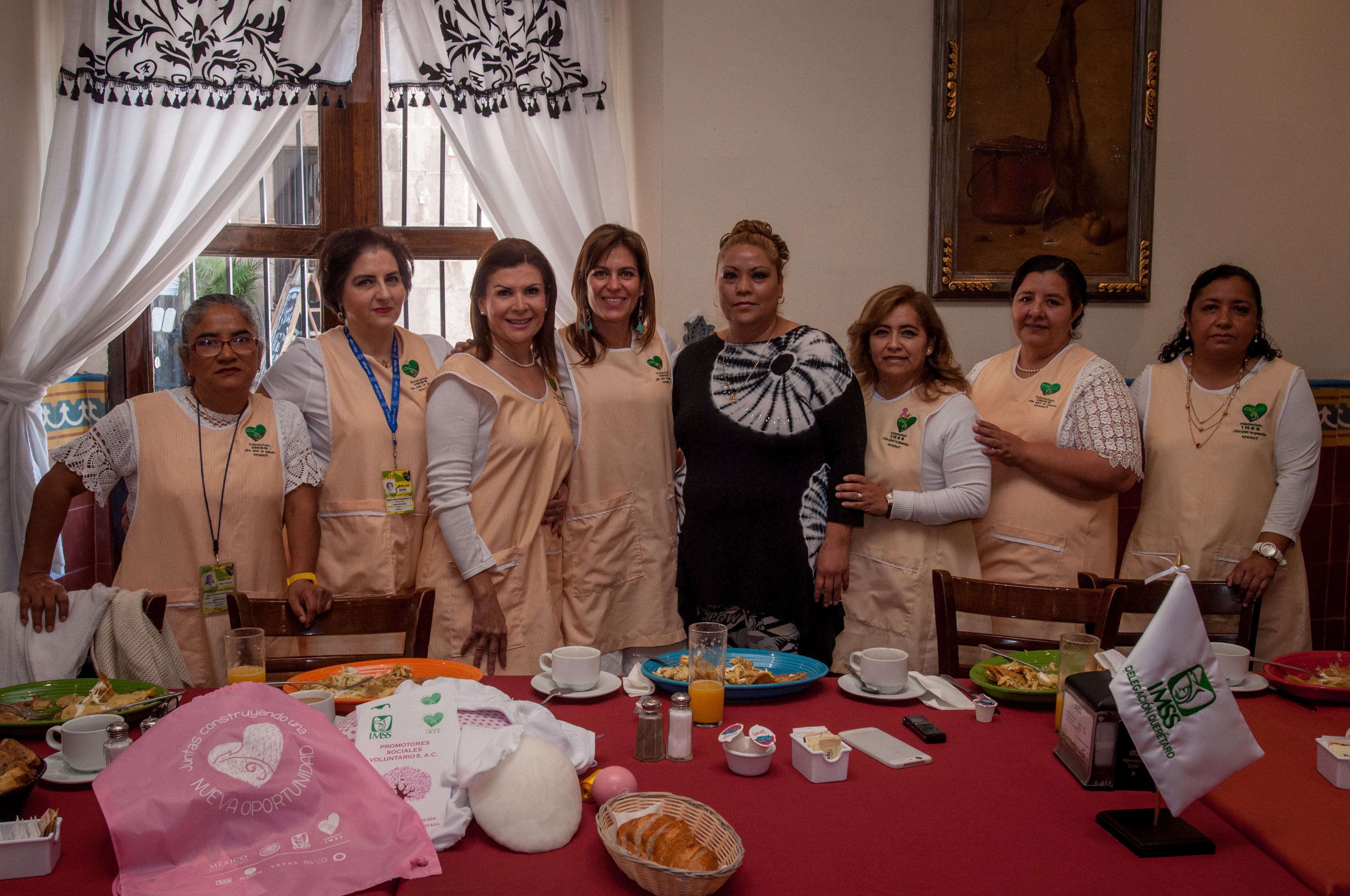 Voluntarias IMSS donan prótesis artesanales  