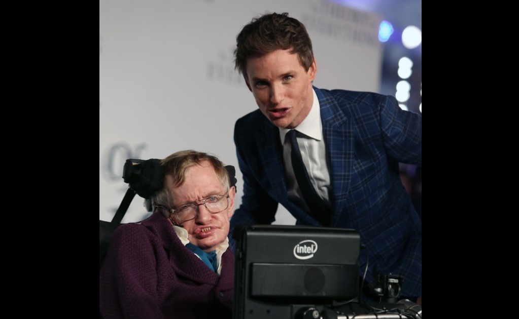 Stephen Hawking es recordado por Eddie Redmayne