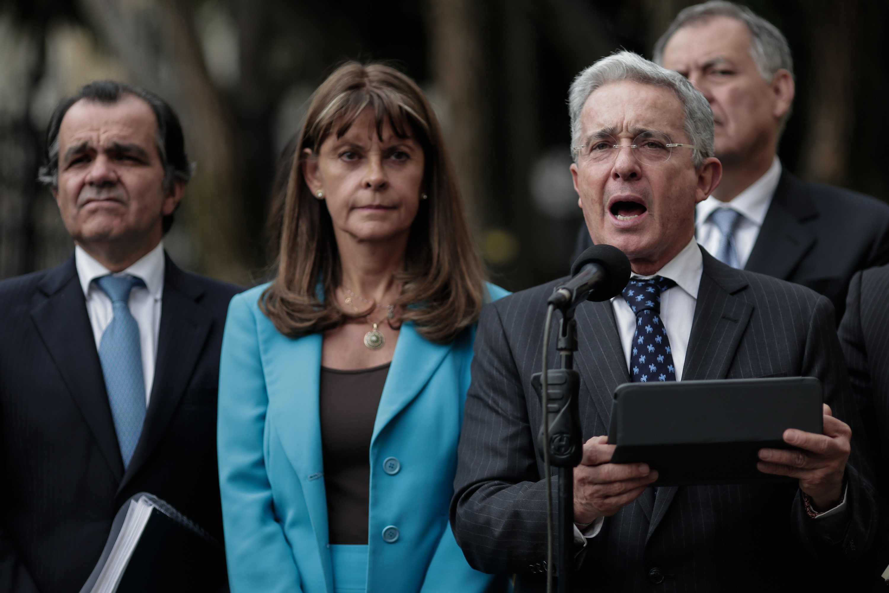 Uribe propone a Santos ajustes para nuevo acuerdo de paz con FARC