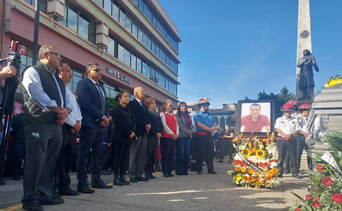 Dan último adiós a bombero asesinado durante incendio de vehículos en Celaya, Guanajuato