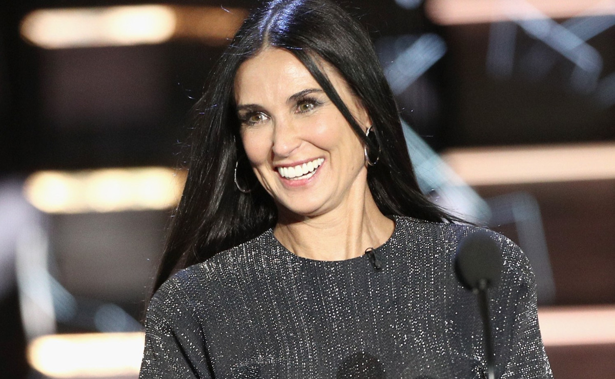 Demi Moore da impresionante salto en bikini y sorprende a millones de fans