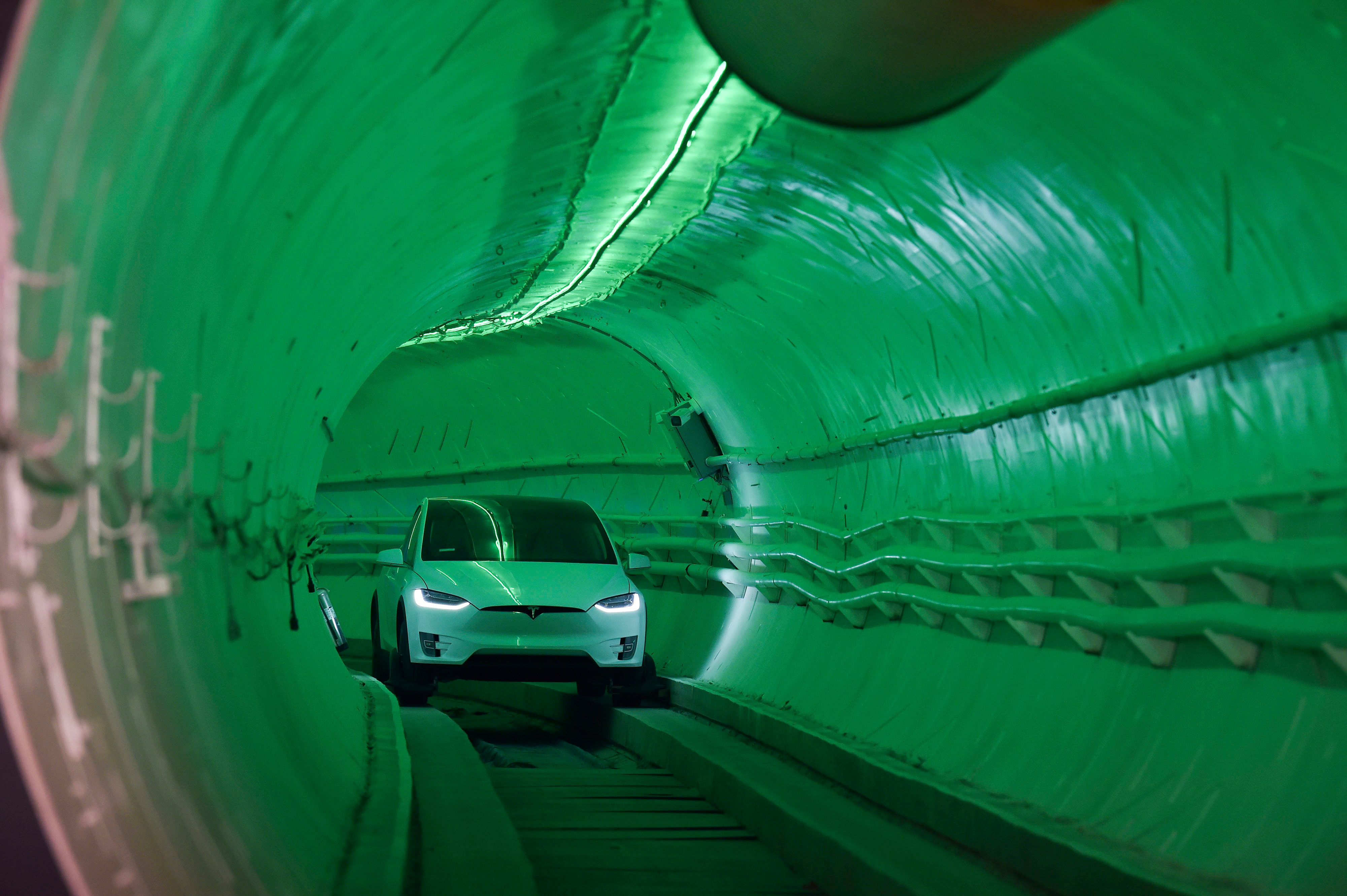 Elon Musk inaugura túnel de transporte autónomo 