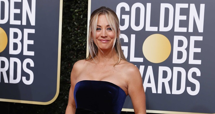  Kaley Cuoco deslumbra con vestido strapless en los Globos de Oro