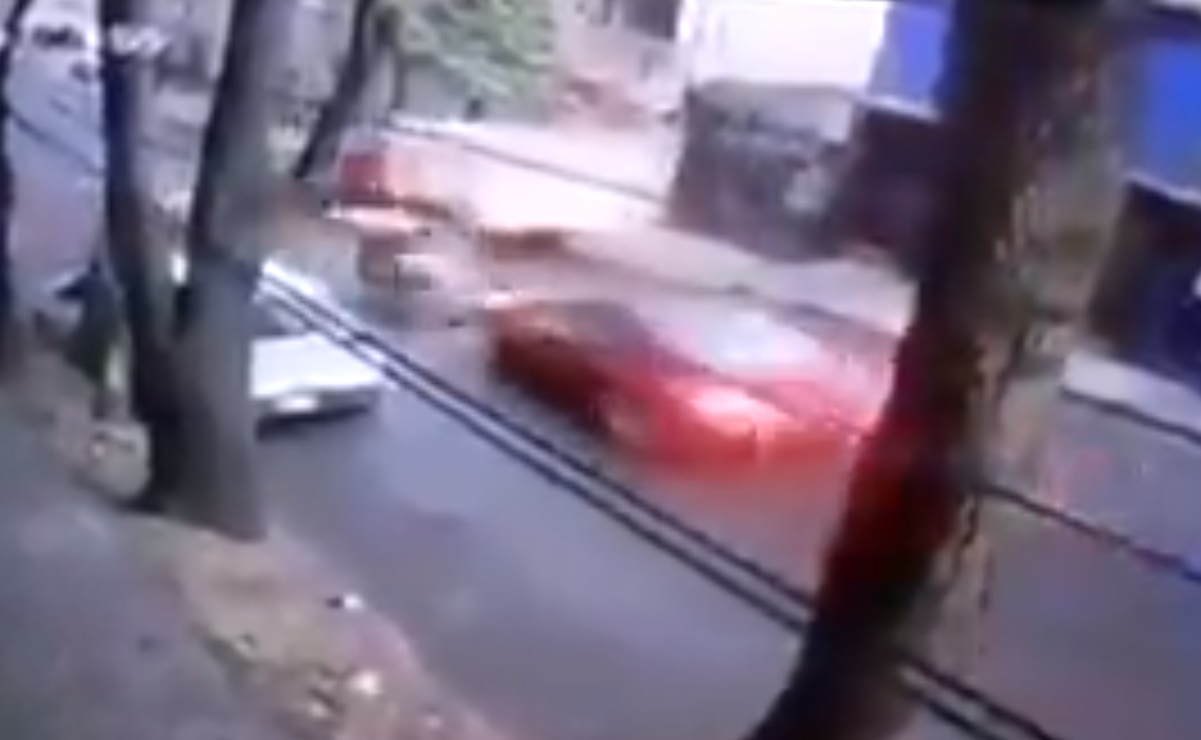 Auto embiste a motociclista y huye en Tlalpan