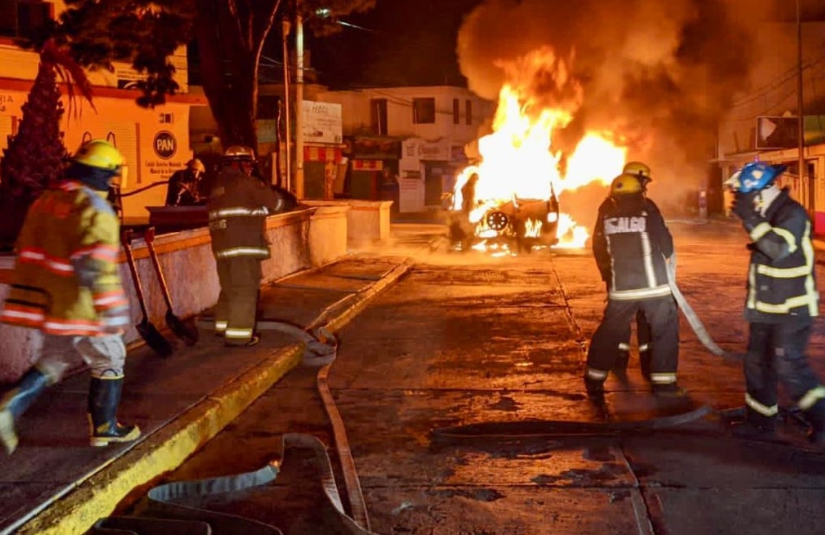 Abandonan e incendian en camioneta huachicolera en el centro de Mineral de la Reforma Hidalgo