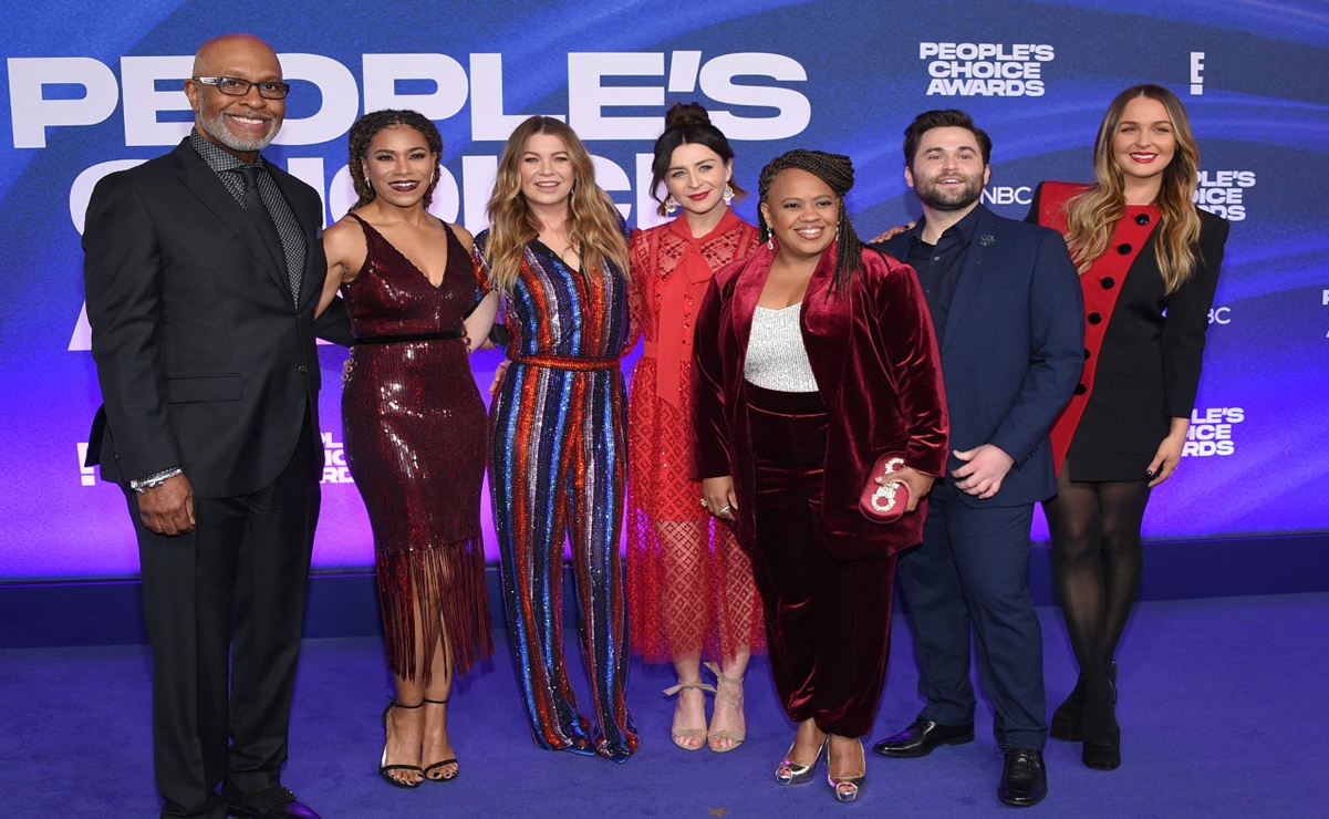 Elenco de “Grey’s Anatomy” se reúne en la alfombra azul de los People’s Choice Awards