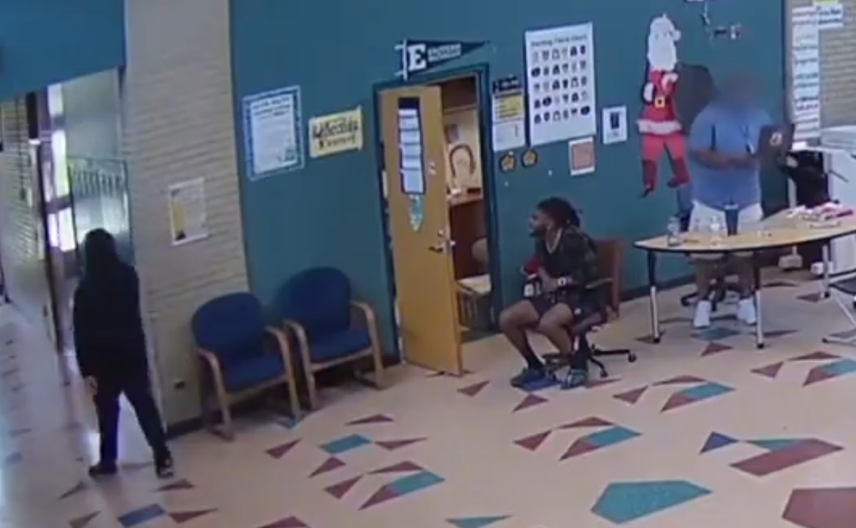 Entrenador agrede a menor de edad en escuela de Michigan; video se viraliza