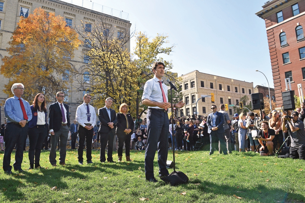 Crece escándalo de fotos de Trudeau