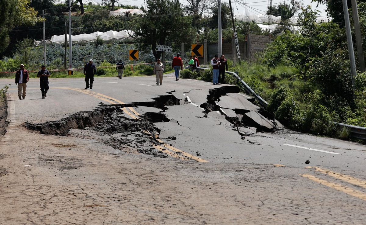 Cierre total de la carretera federal 55 en Tenancingo, Edomex por grietas y hundimientos tras intensas lluvias