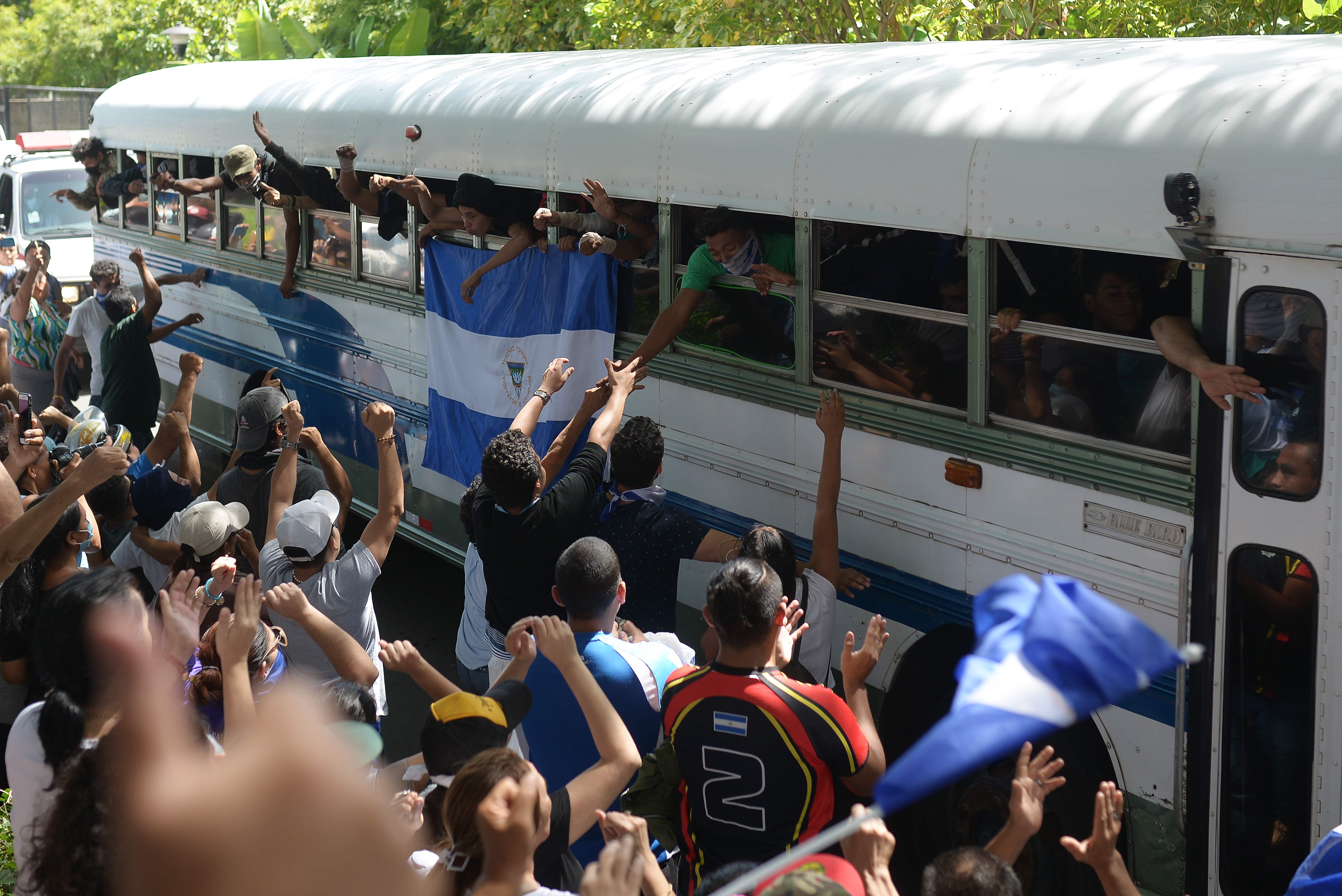 Estudiantes salen de iglesia sitiada por policías en Nicaragua; hay dos jóvenes muertos
