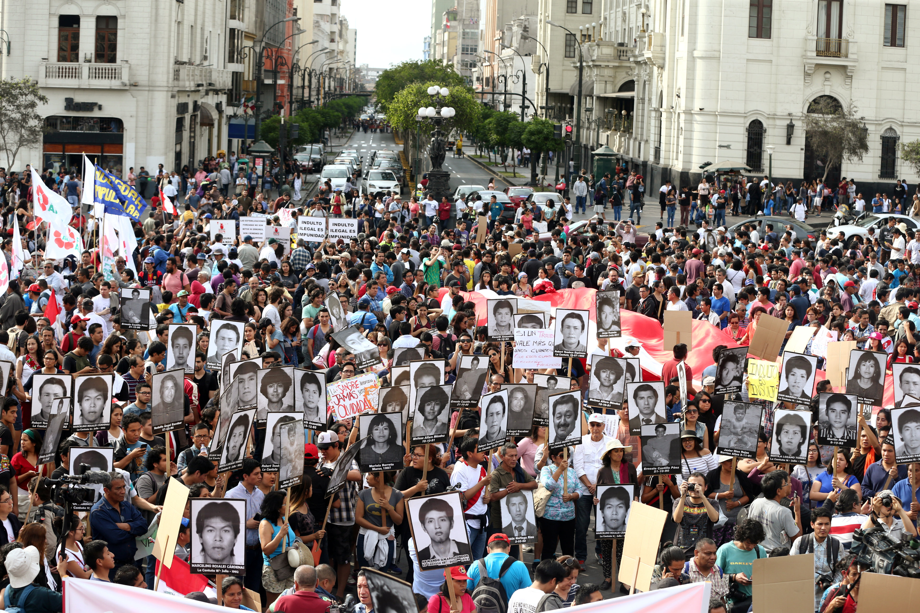 Pese a ser Navidad, miles marchan en Perú contra indulto a Fujimori