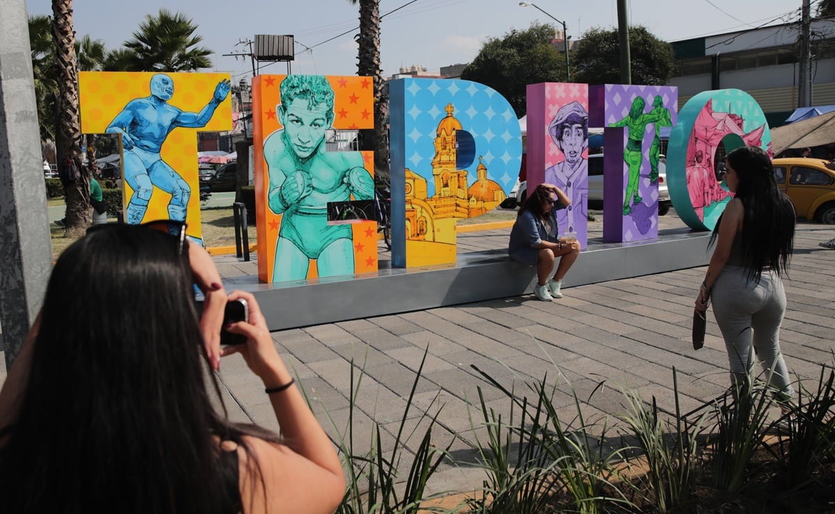 "Foto para el Face". Decenas de personas se dan cita en letras monumentales de Tepito