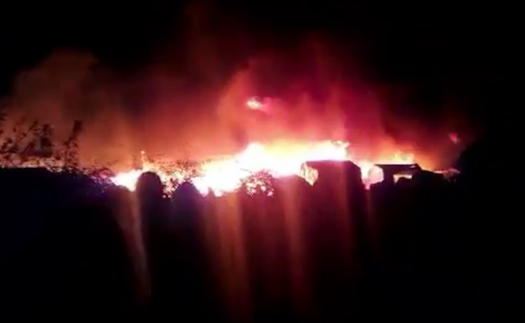 Se incendia campo de refugiados en Calais, Francia