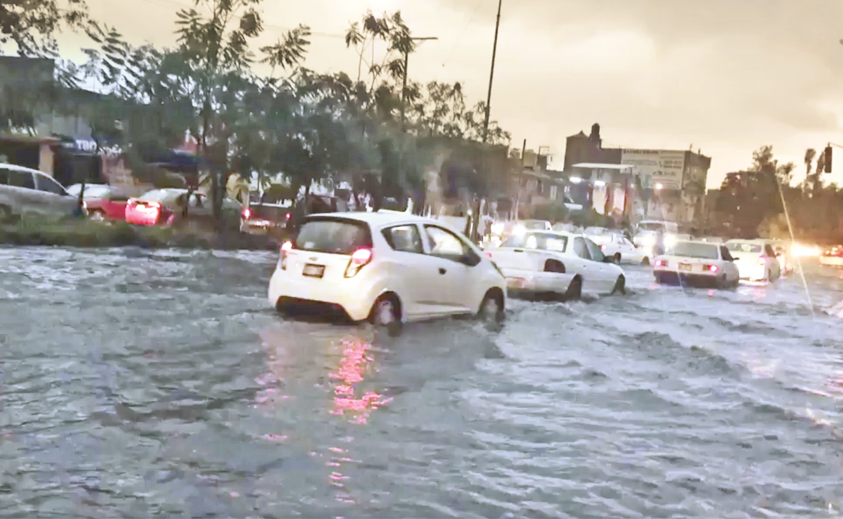 ¿Qué le pasa a tu auto en un encharcamiento?