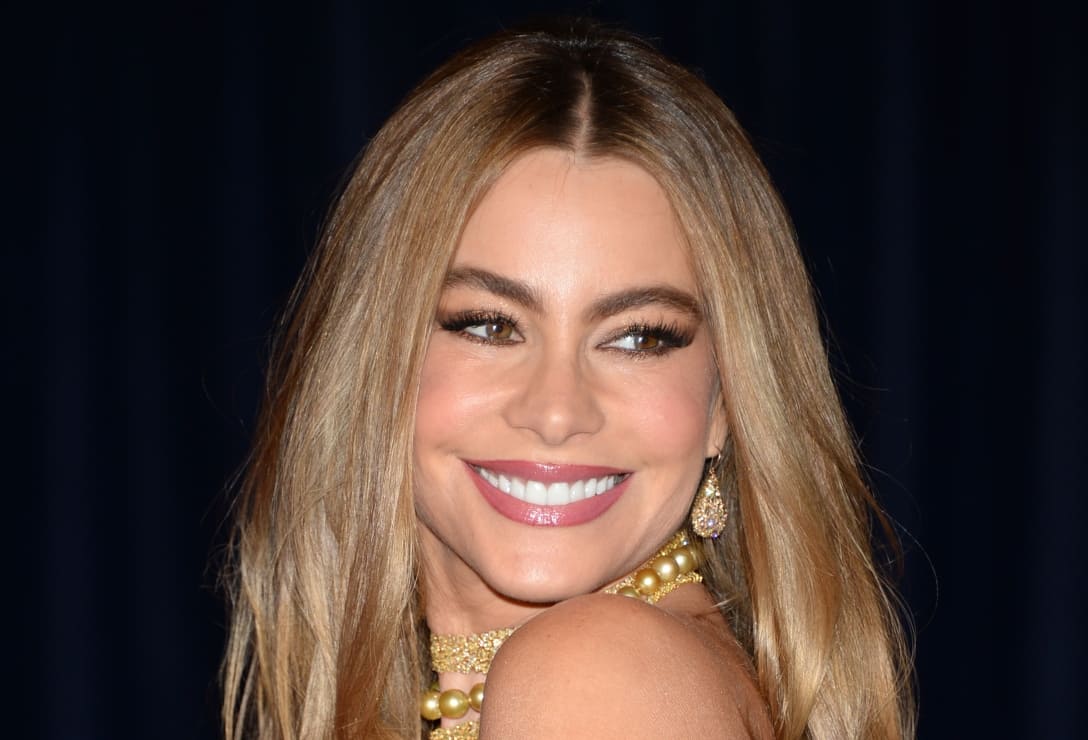 Sofía Vergara celebra 30 millones de seguidores con pose sexy y tankini verde limón