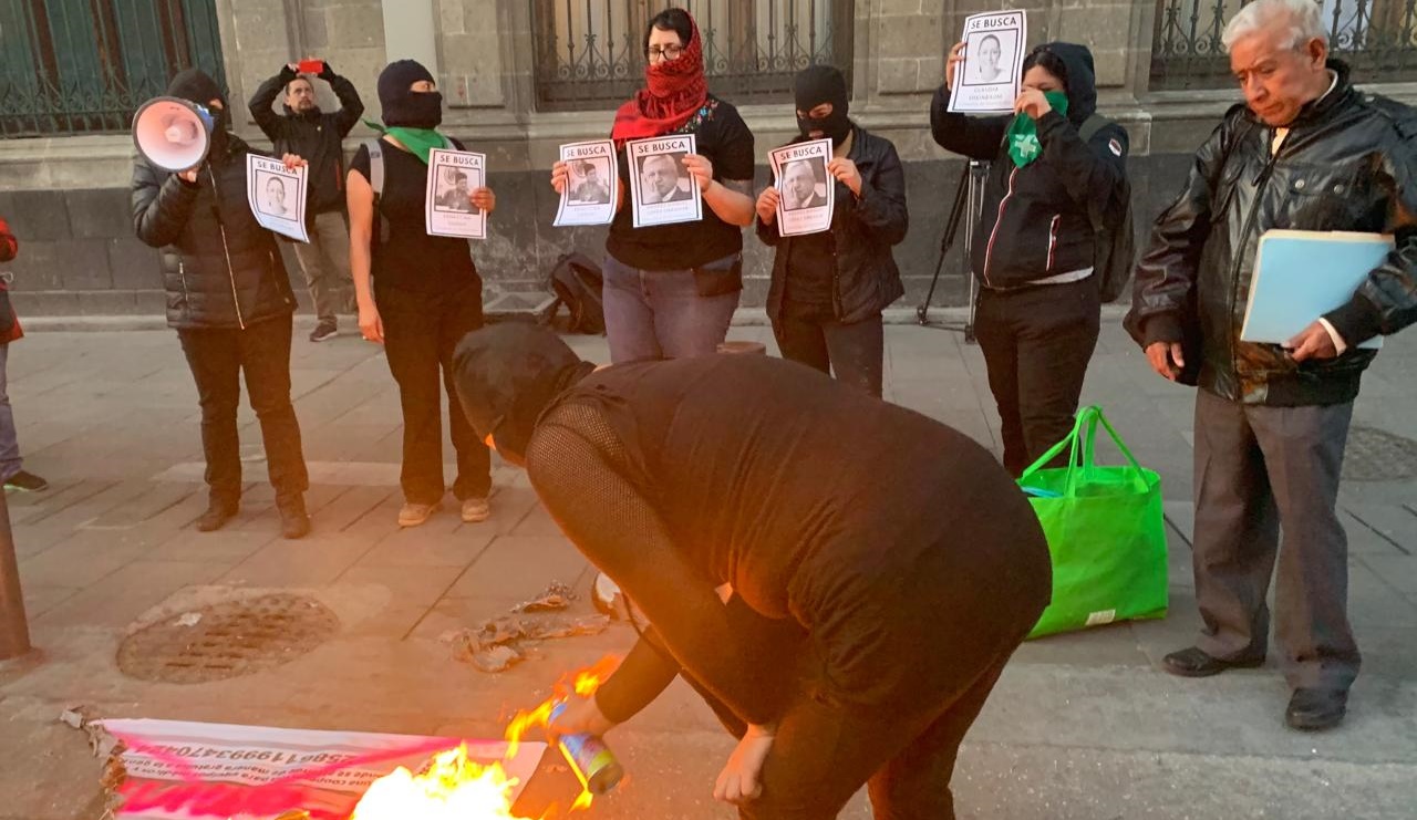 Protestan afuera de Palacio Nacional por feminicidios
