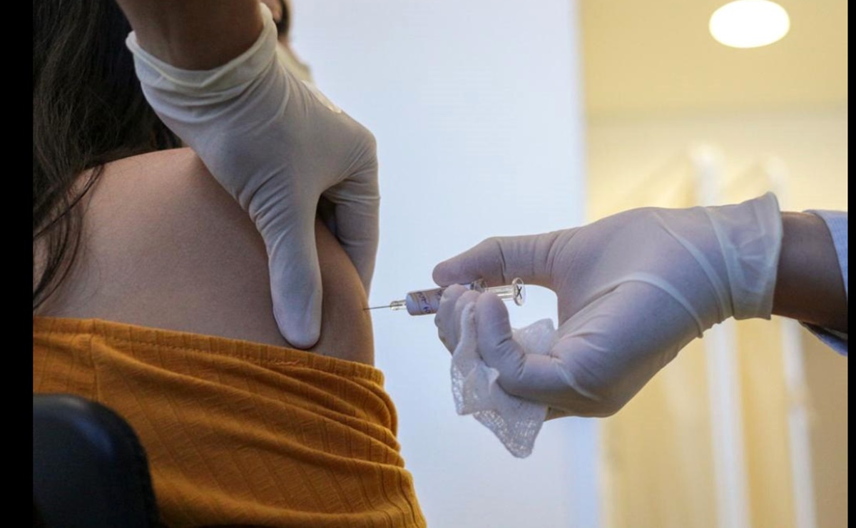 Moderna dice que su vacuna protege contra nuevas variantes