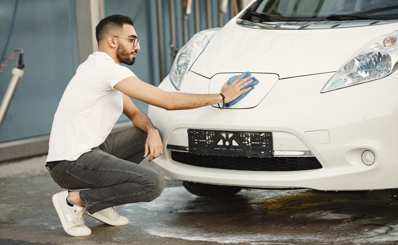 Limpia las gotas secas del auto con estos 2 ingredientes