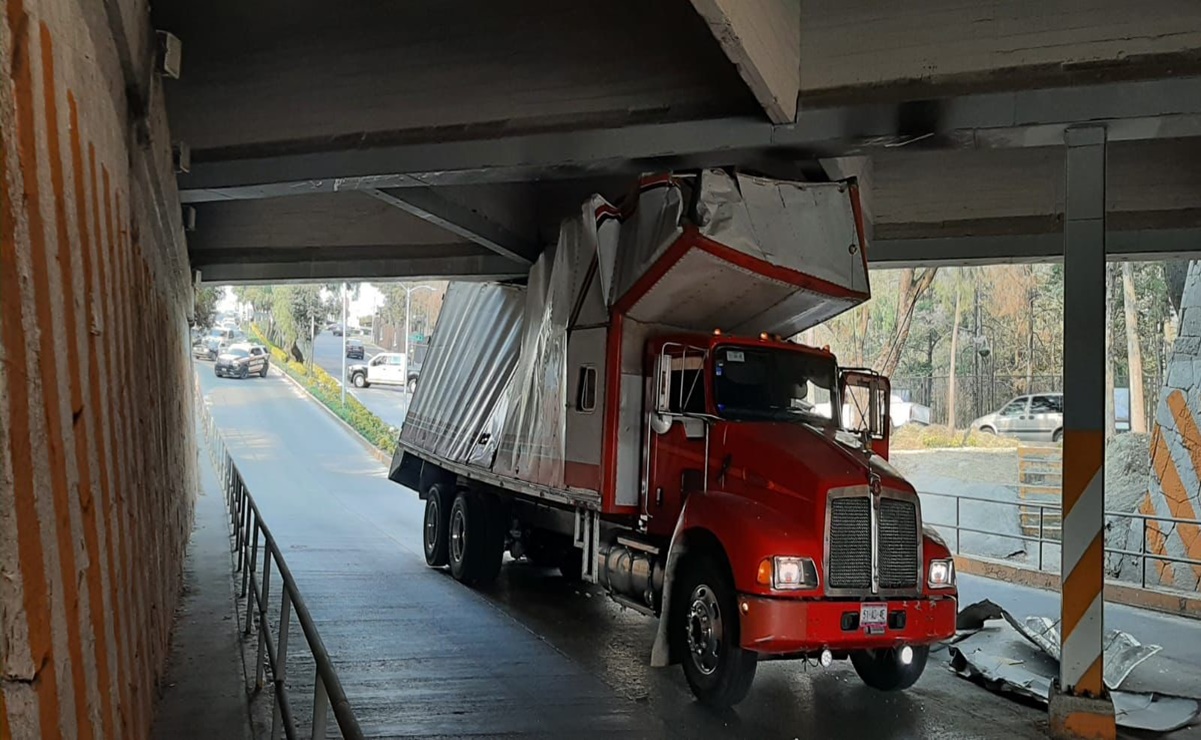 Camión queda atorado bajo puente de Lomas Verdes 