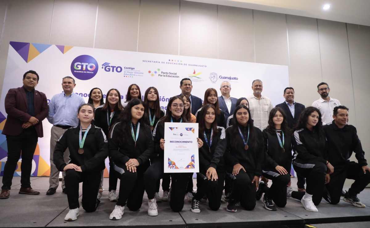 Diego Sinhue felicita a deportistas de preparatoria por lograr 10 medallas en competencia deportiva