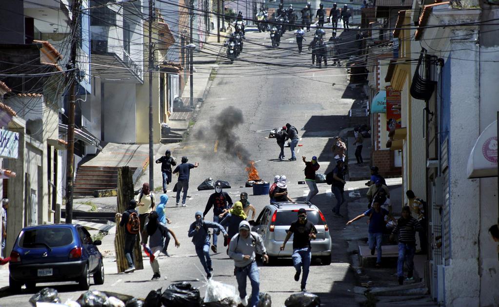 Denuncian agresiones contra estudiantes por parte de policía venezolana