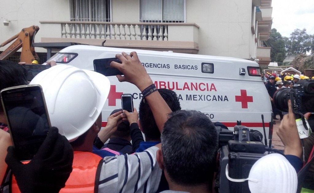 Rescatan a hombre de escombros en edificio de Coquimbo