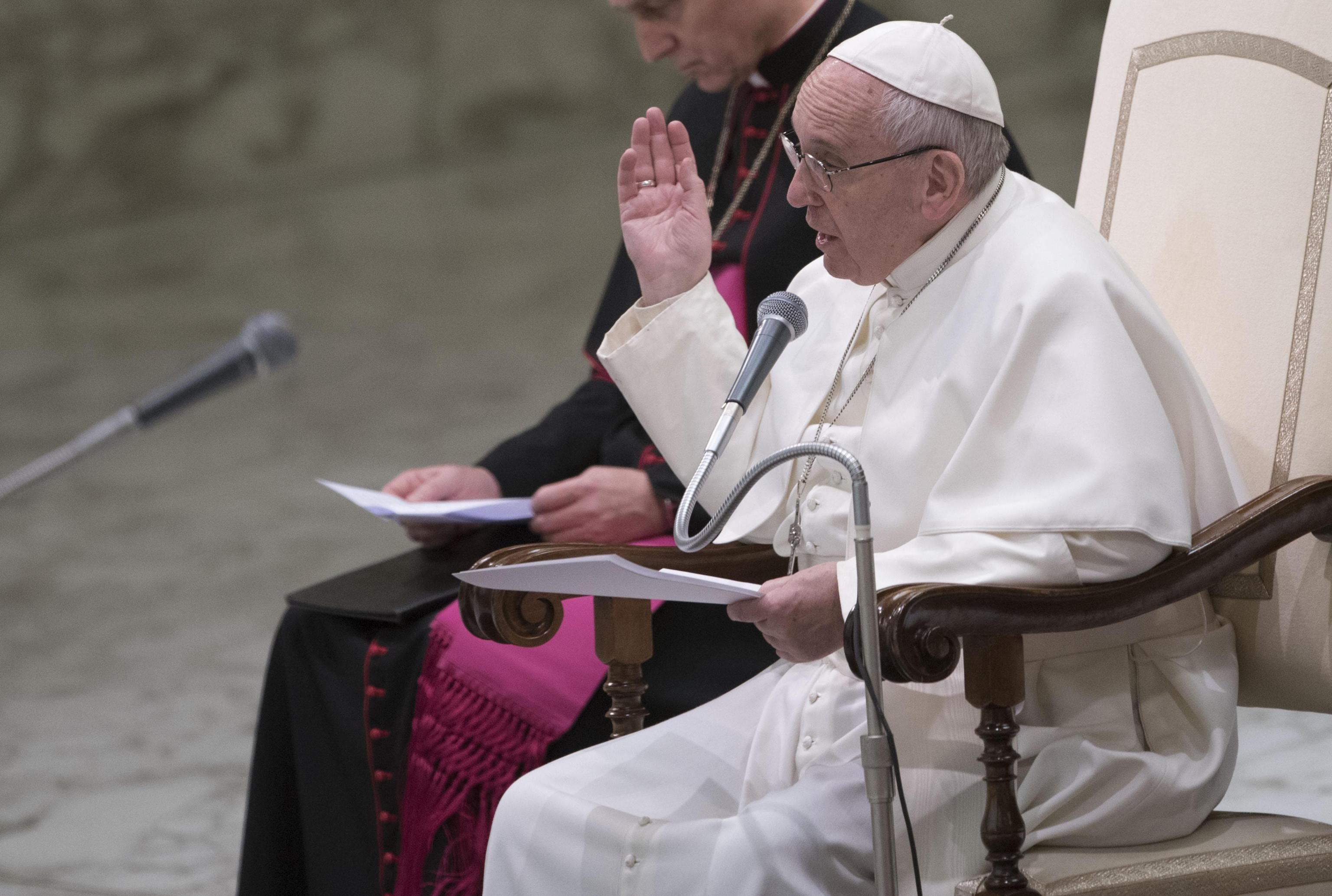 Papa pide a Trump a defender dignidad y libertad en el mundo