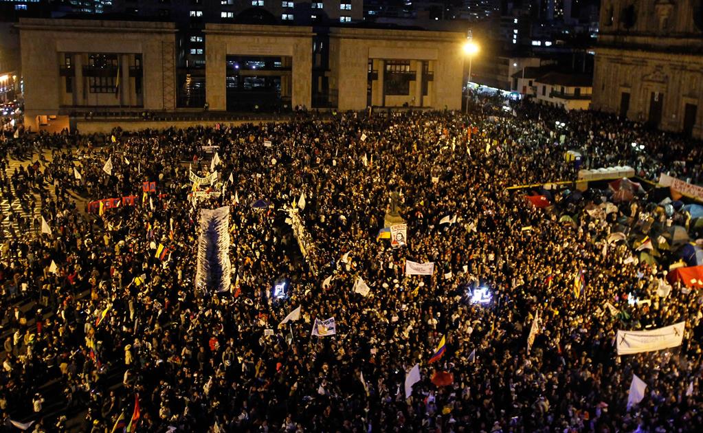 Miles marchan en Colombia para exigir acuerdo de paz 