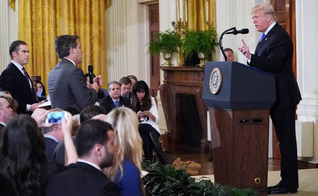 Juez ordena a Casa Blanca que devuelva acreditación a periodista de CNN