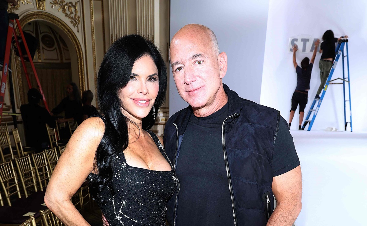 Novia de Jeff Bezos muestra cómo llevar minivestido con corte de raja en Semana de la Moda de Nueva York