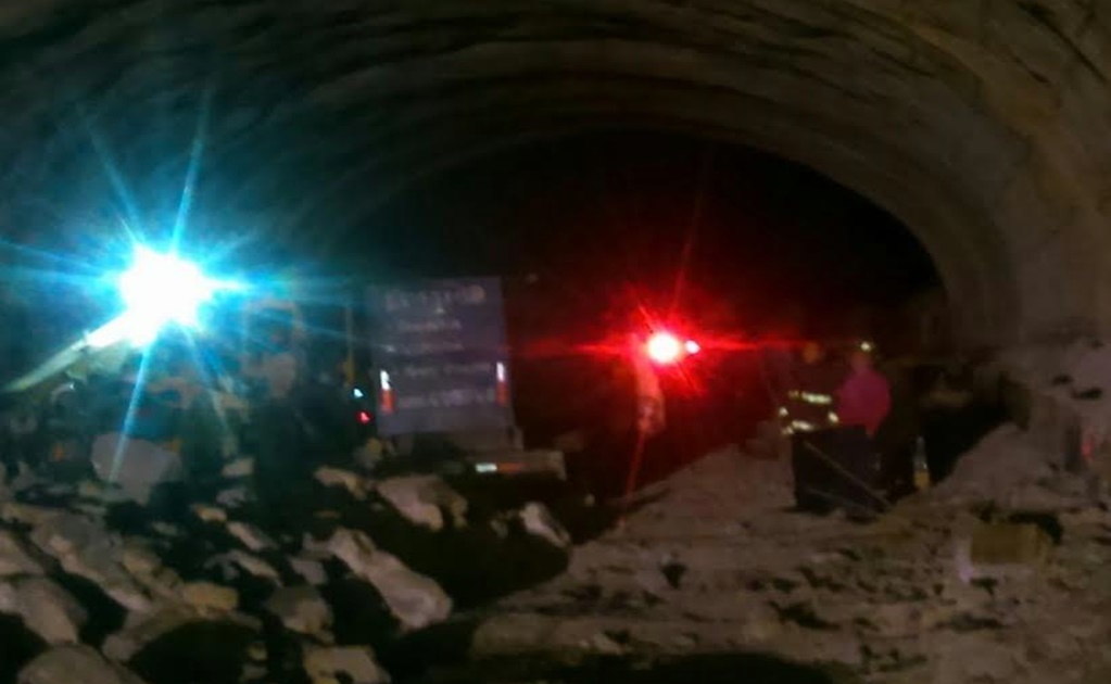 Rescatan a hombre tras derrumbe en túnel de Naucalpan