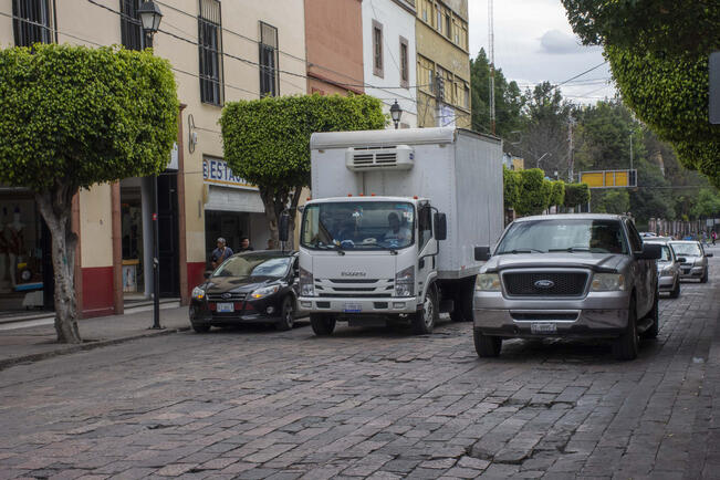 Buscan opciones por prohibición de vehículos pesados 