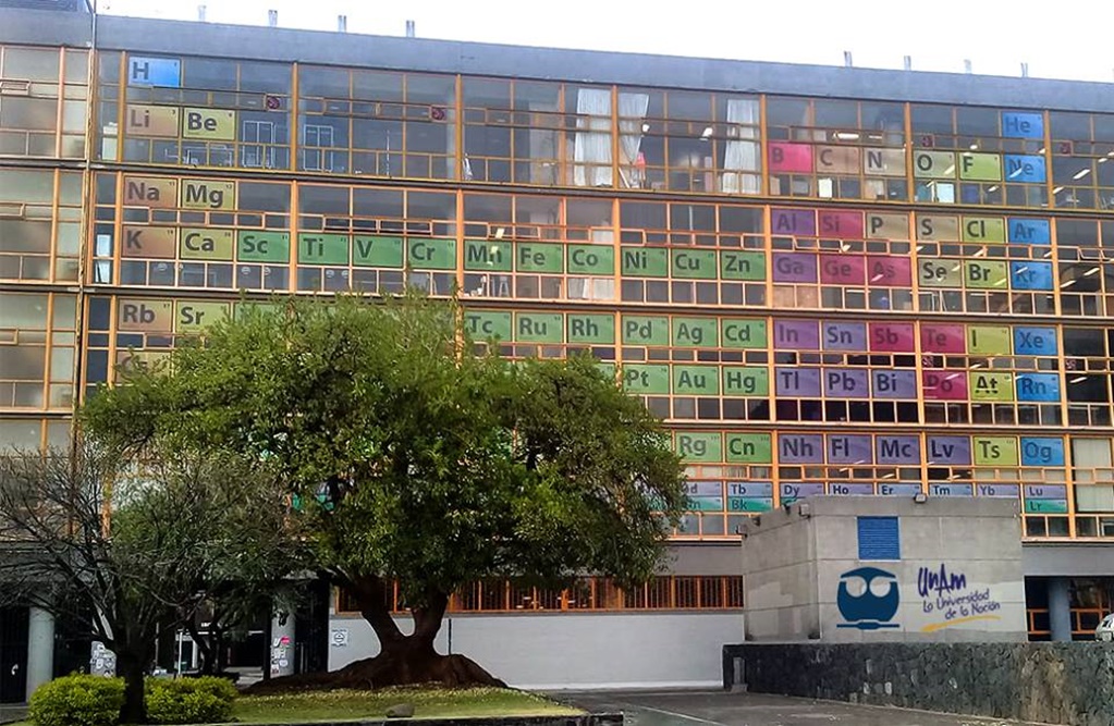 Crean enorme Tabla Periódica en edificio de la UNAM