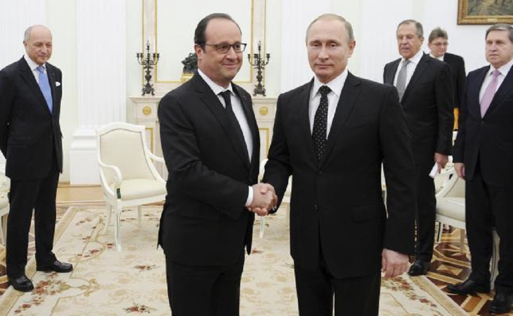 Hollande, in Moscow, urges grand coalition against Islamic State