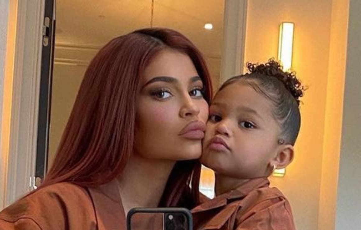 Stormi, hija de Kylie Jenner, debuta en Paris Fashion Week con este mini bolso de 30 mil pesos