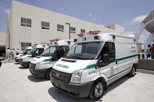 Opera IMSS dos nuevas ambulancias 