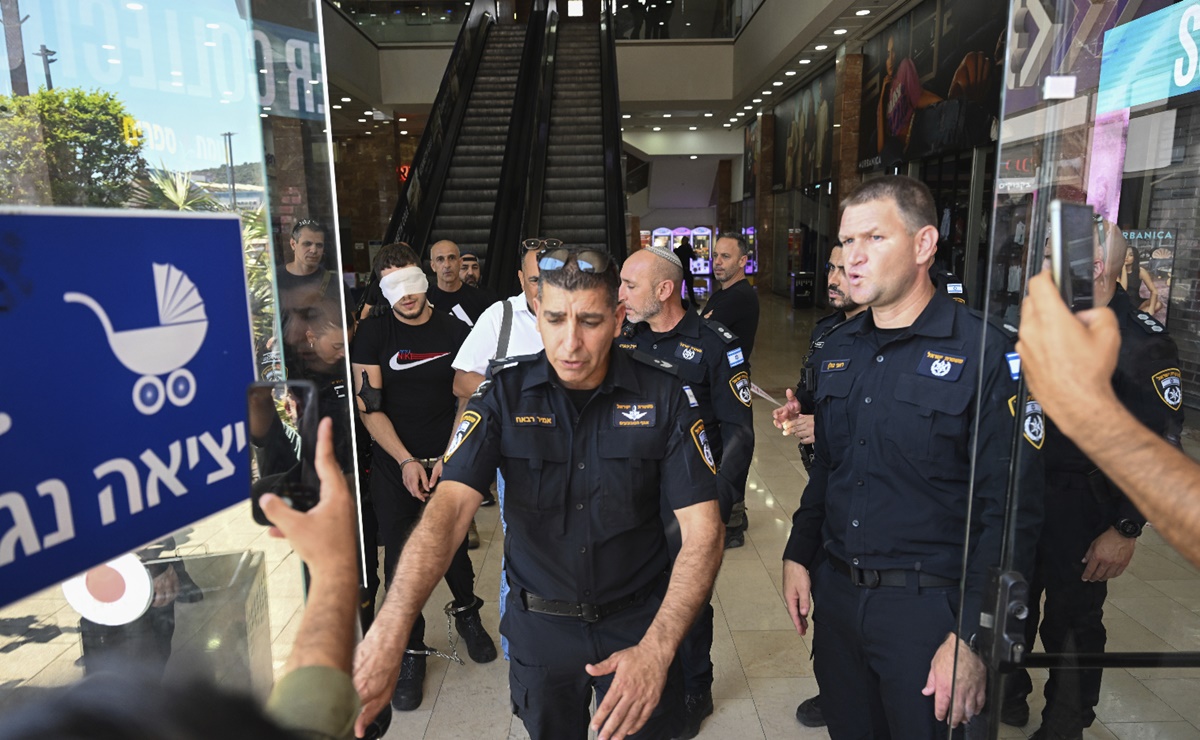 Hombre apuñala a 2 personas en Israel, una murió y el atacante fue abatido