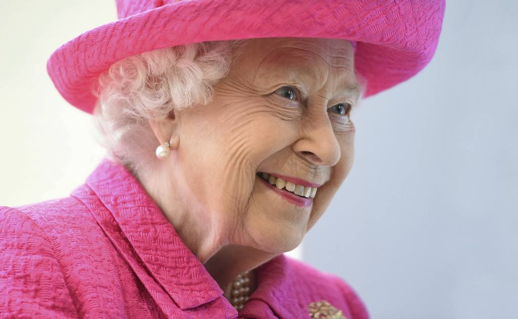 Reina Isabel II rechaza ayuda para plantar un árbol; “aún puedo”, dice