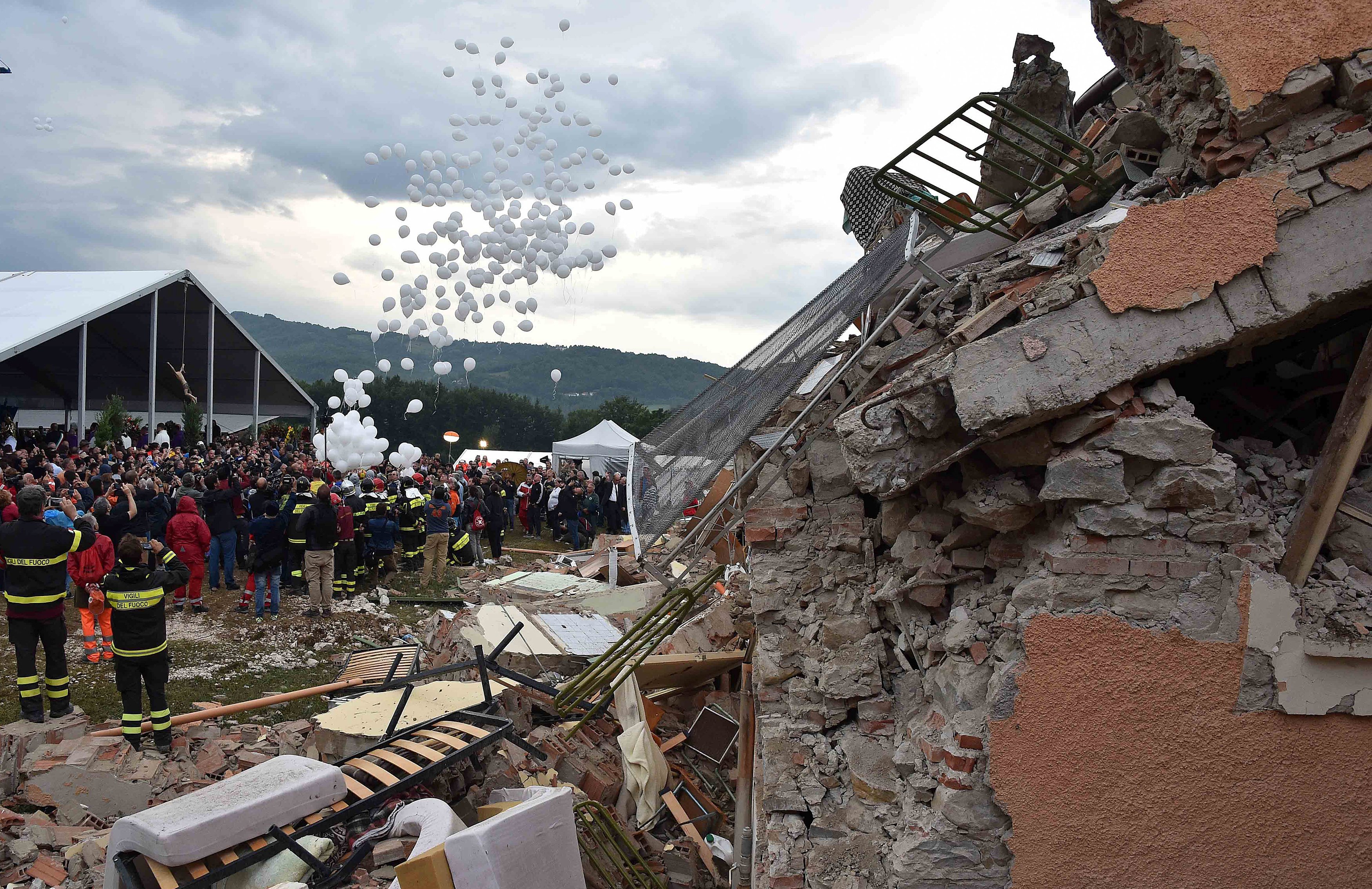 Realizan en Amatrice funeral de víctimas por sismo en Italia