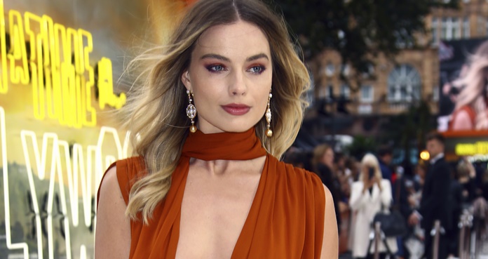 Margot Robbie conquista Londres con sexy vestido braless