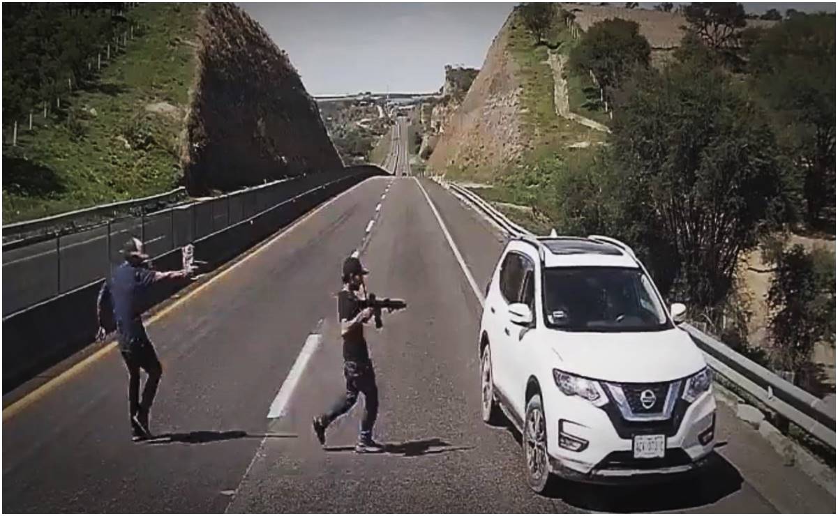 VIDEO: Despojan a pareja de su auto en autopista de San Juan de los Lagos hacia Jalostotitlán, Jalisco