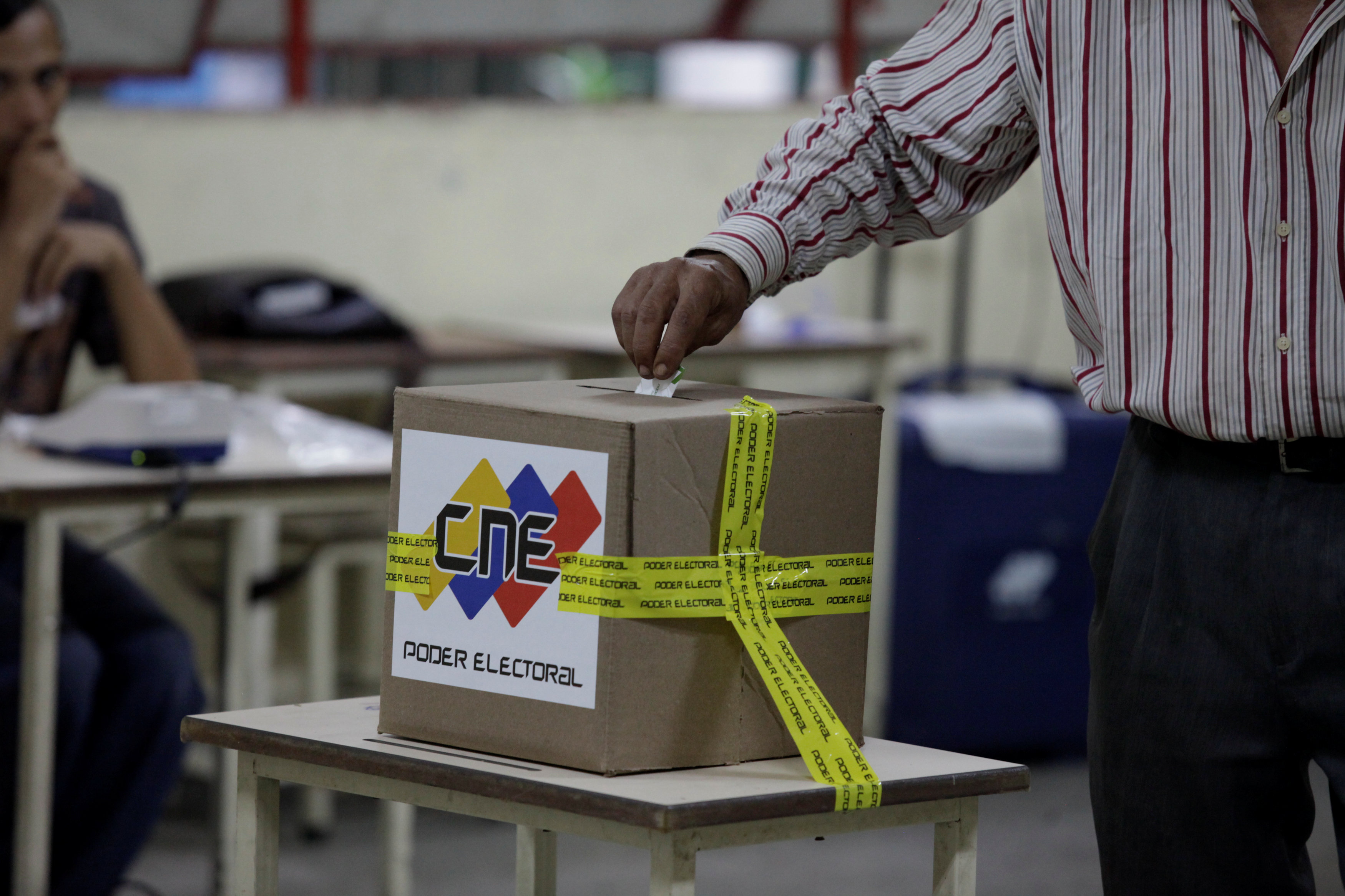 Venezolanos acuden a votar para elegir a 335 alcaldes y un gobernador