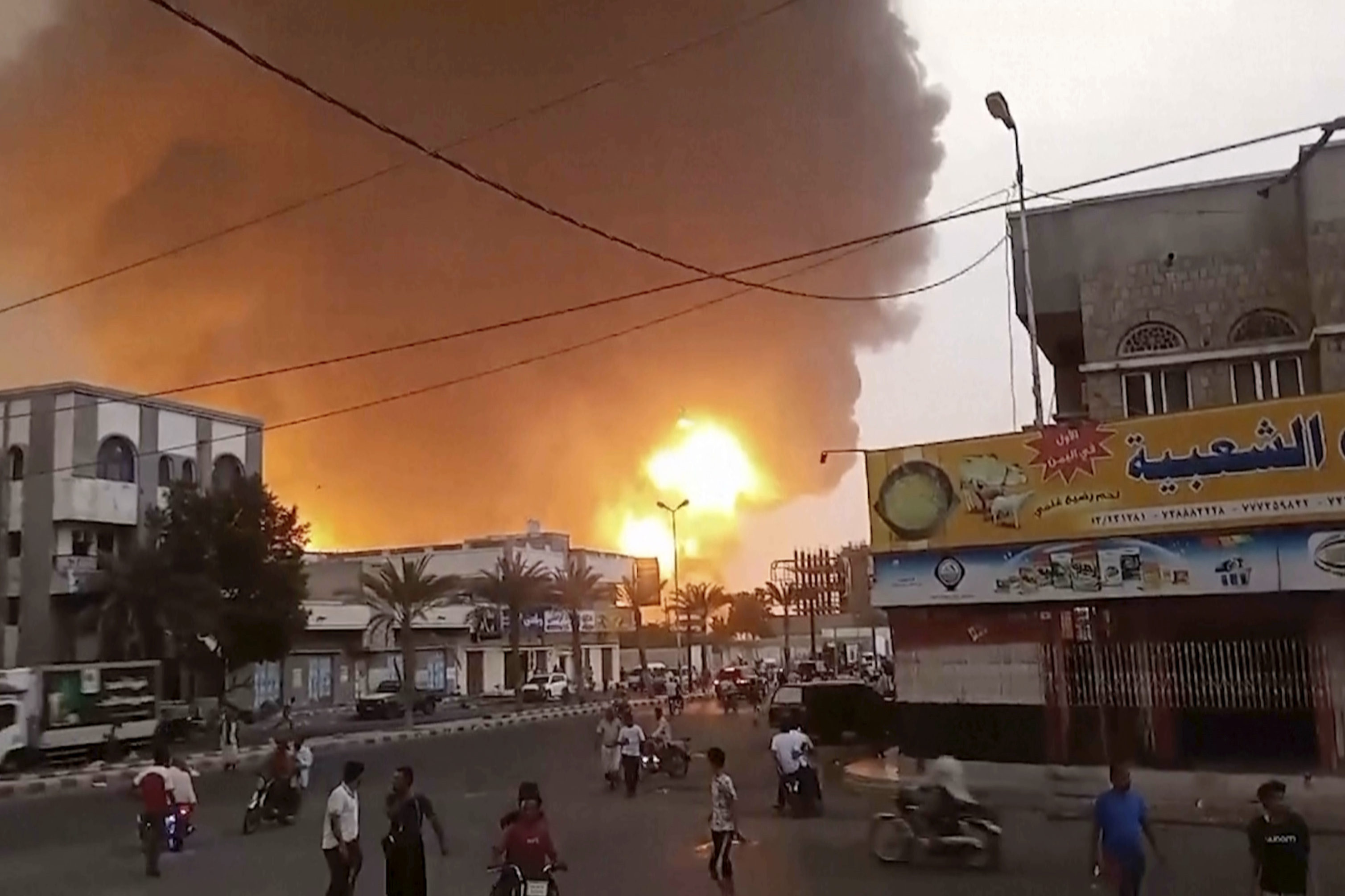 Al menos cinco muertos por ataque israelí contra puerto yemení Al Hodeida, que sigue en llamas