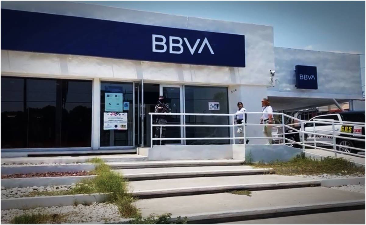 VIDEO: ¡A mazazos! Asaltan banco en Saltillo, como en Plaza Antara CDMX