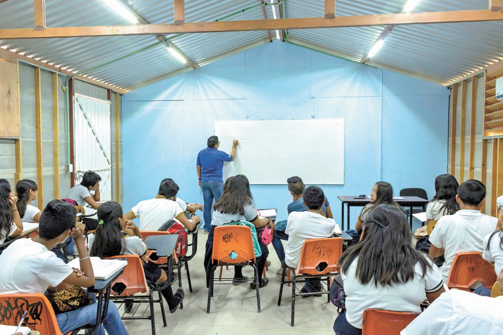 Pagan 100 mdp por aulas temporales en Oaxaca