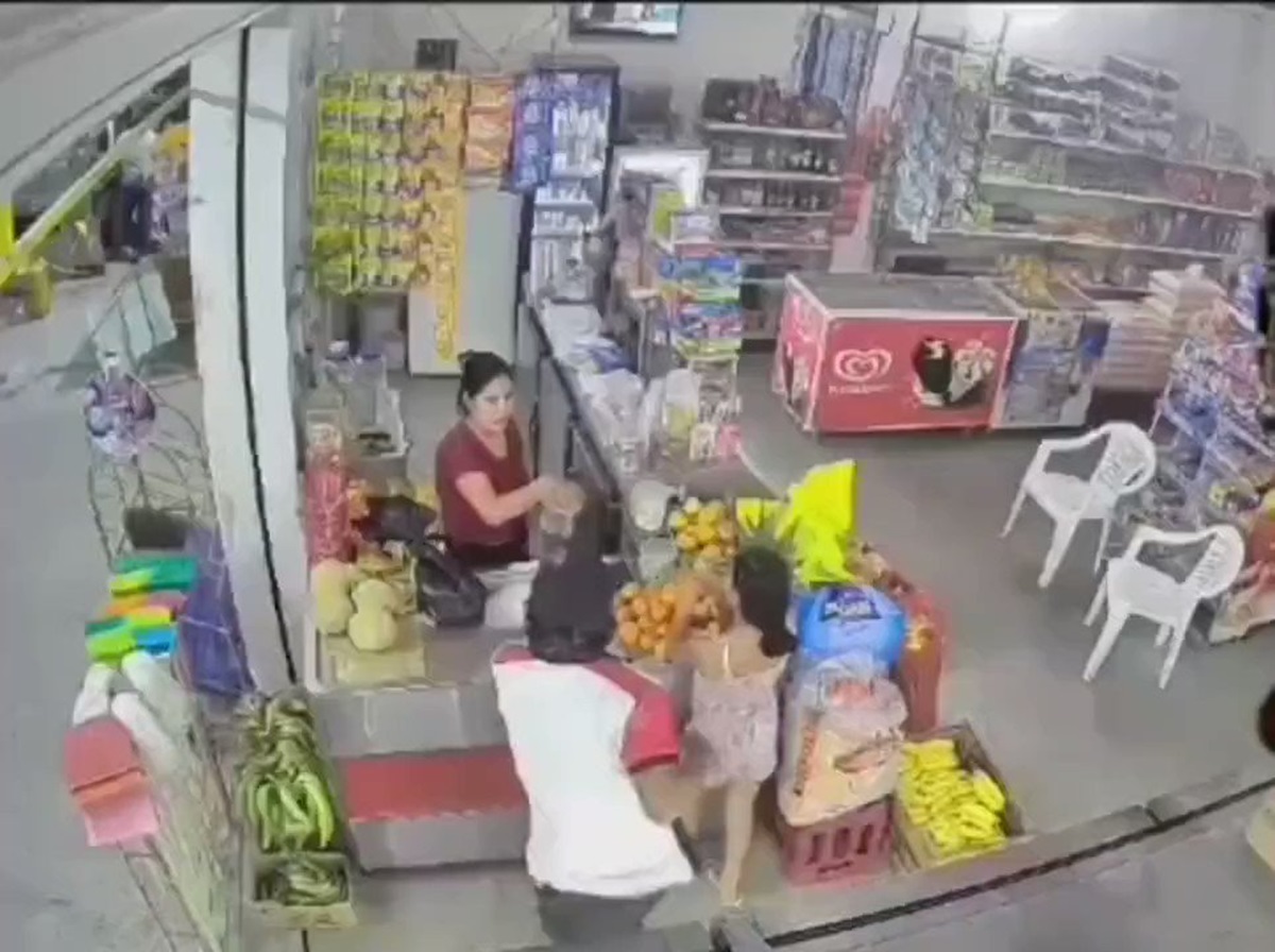 VIDEO. En plena tienda, hombre hace tocamientos a una niña en Ecuador