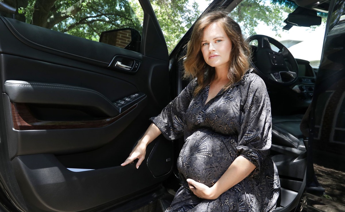 Multan a embarazada en Texas por conducir en carril para vehículos con dos o más ocupantes; alega que feto cuenta como pasajero